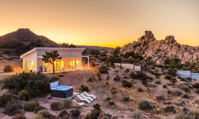 Yucca Valley House | White Desert House: Luxe Hideaway Views Spa