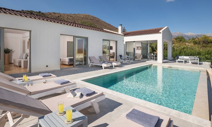 Champatha Villa | White Dream, Brand-New, Luxury Villa Heated Pool, Hot Tub