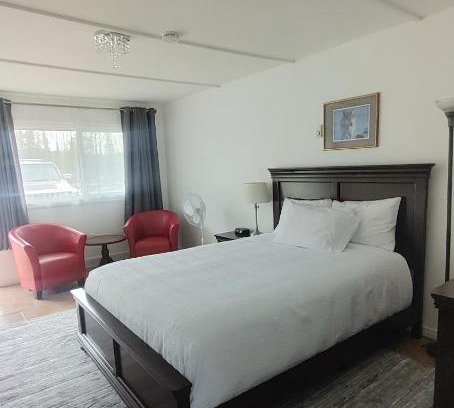 Algoma District Hotel | White Fang Motel