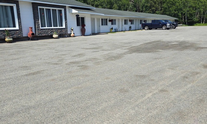 Algoma District Hotel | White Fang Motel