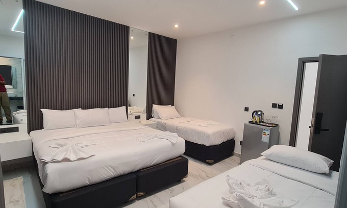 Central B Hotel | White Garden Hotel