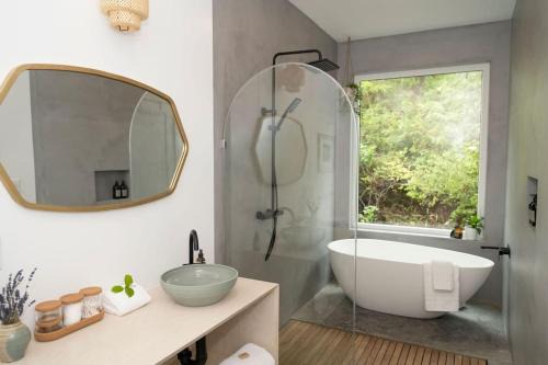 Ucluelet Apartment | White Haus 2 - Rainforest heaven close to beaches