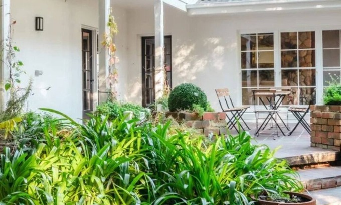 Red Hill House | White Hill Cottage - An exceptional Cottage Holiday Home filled with bay views and endless charm!