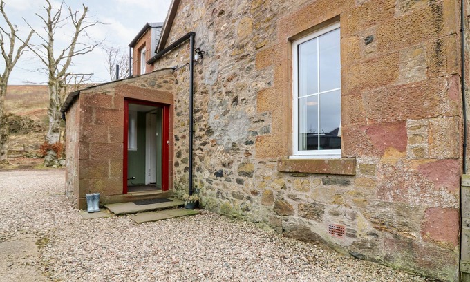 Kirriemuir Cottage | WHITE HILLOCKS FARM HOUSE, pet friendly, with open fire in Kirriemuir