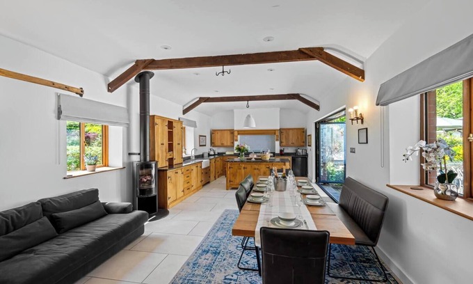 Abergavenny House | White Horse Farmhouse - Luxury Retreat