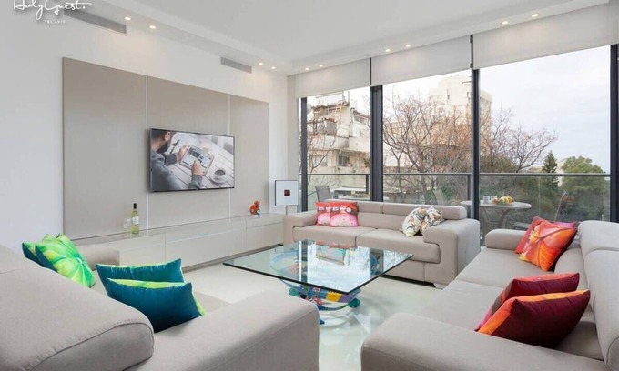 Tel Aviv Apartment | White House 3BR in Gordon Beach by HolyGuest