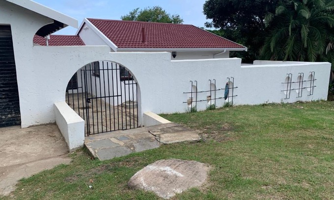 Scottburgh South House | White House lodge in Scotburgh