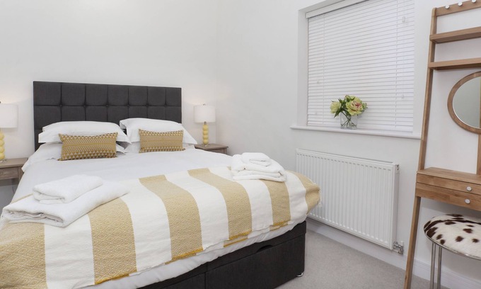Huntington Apartment | White House Luxury Apartments- Apartment B