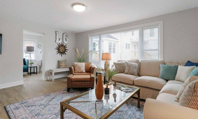 Lake Geneva House | White House on Wisconsin-Carriage House |Renovated Colonial Revival |Steps to Main St |Parking for 2
