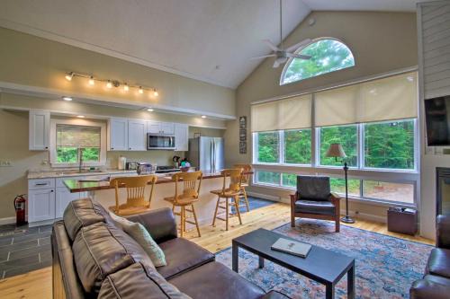 North Conway House | White Mountains Home with Hot Tub - Walk to Town!