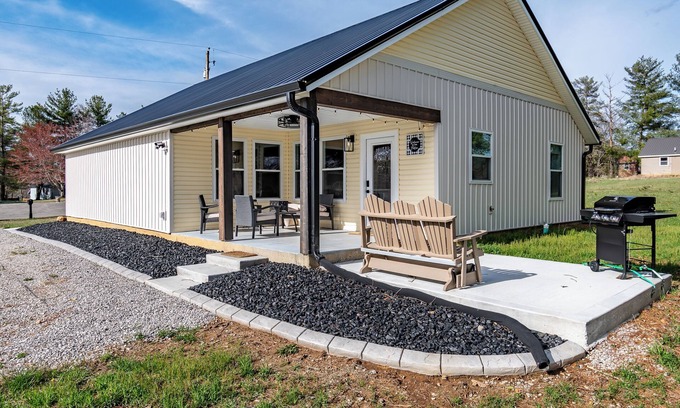 Sloans Valley House | White Oak Cottage - Resort Pool, Boat Slip