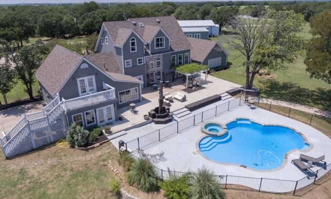 Valley View Bed & Breakfast | White Oak Lodge-Texas Sized Pool & 24 acre B&B