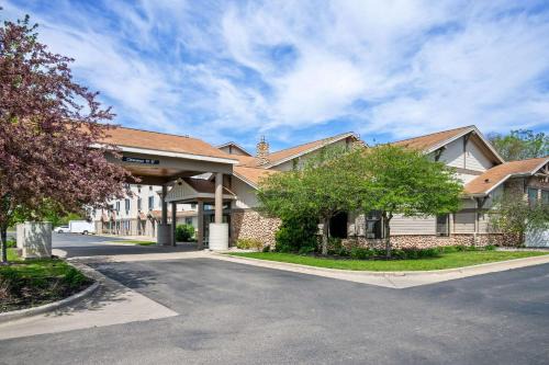 Holland Hotel | White Pine Inn & Suites