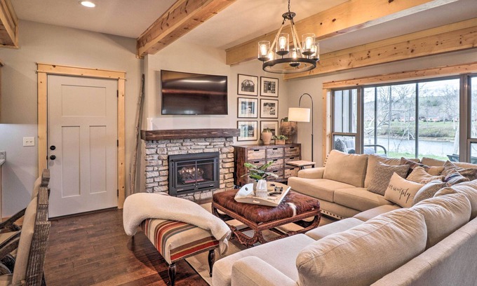 Flippin House | White River House for fishing w/Private River Access and Boat Launch!