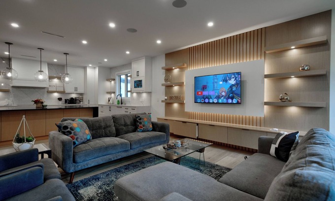 Crescent Beach House | White rock Mansion sleeps 20, chef kitchen, views, Theatre room, Game Room