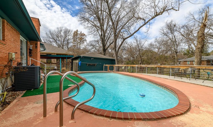 White Rock Hills House | White Rock Poolside Retreat- 4 Beds & a Private Pool