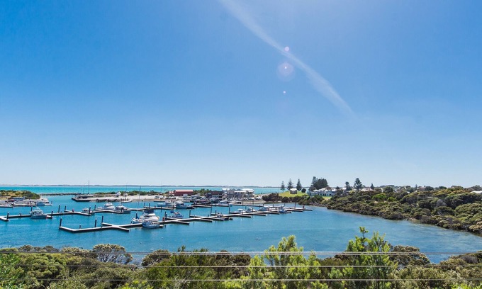 Waterhouse House | White Sails - Overlooking the Robe Boat harbour