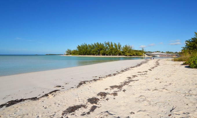 Spanish Wells House | White Sand Beach just steps away! Fabulous Oceanview Porch!