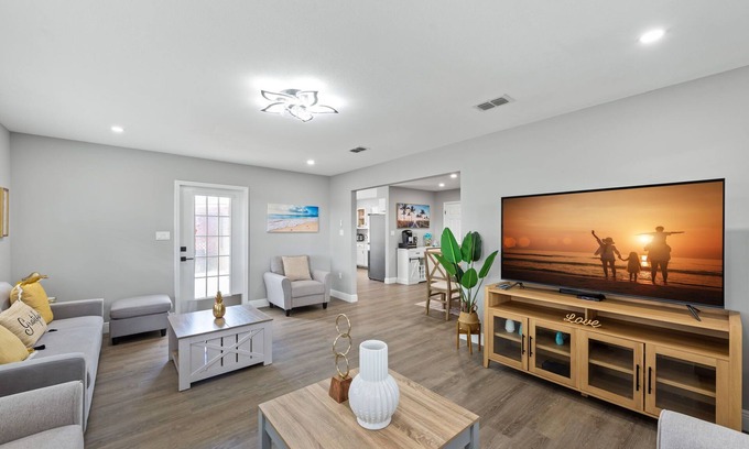 Navarre House | White Sands Haven - Spacious Retreat in Navarre, Florida.