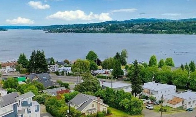 Bryn Mawr-Skyway House | White Serenity w/Water View: Spacious 4BR+ Bonus RM/3BA by Seattle/Renton/Seatac