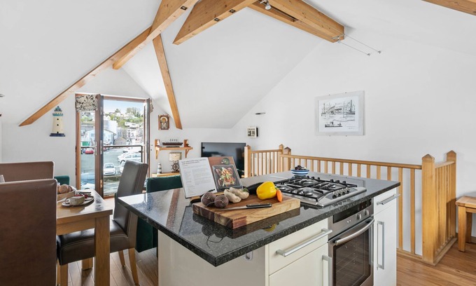Brixham Cottage | White Star - a house that sleeps 3 guests in 2 bedrooms