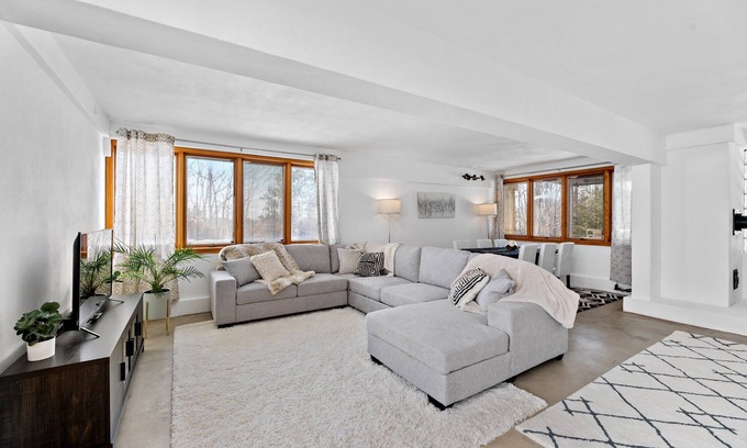 Greilickville House | White Stone House: Pet-Friendly on 10 Acres!