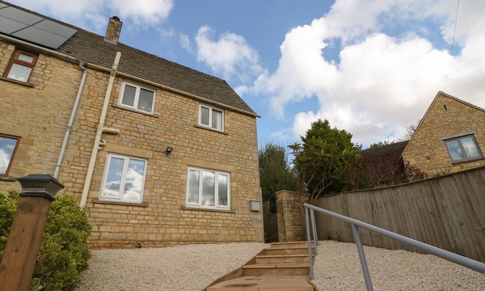 Burford House | WHITE STONES, pet friendly, with open fire in Fulbrook
