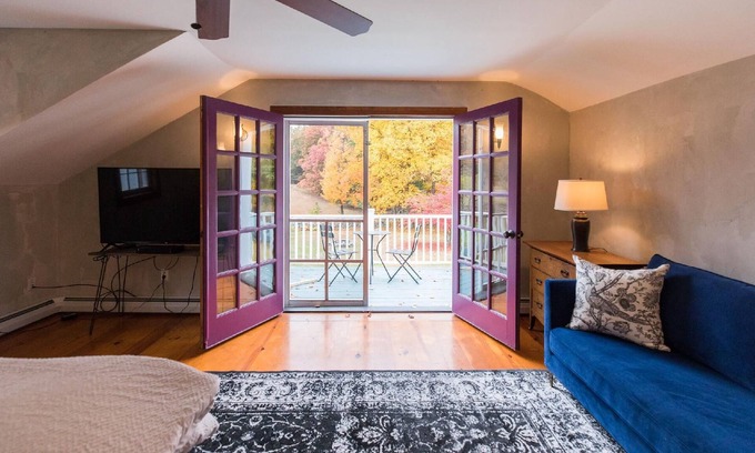 Stone Ridge House | White Tail Farmhouse: Pet Friendly Home in Stone Ridge