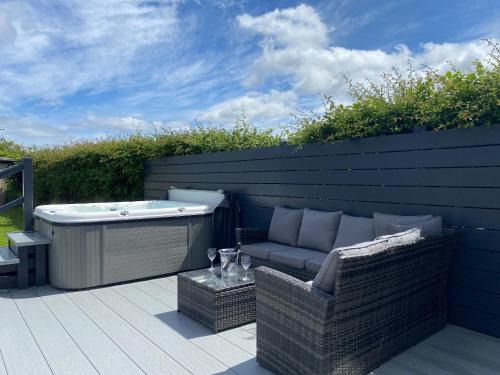 Dinas House | White Towers - Hw7625