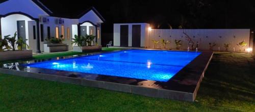 Kampung Kedawang Hotel | White Village Pool Chalet