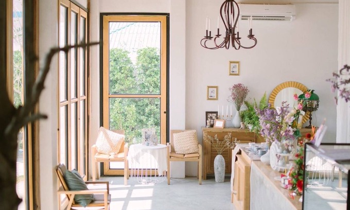 Kamphaeng Phet House | White Wall Riverfront Hotel