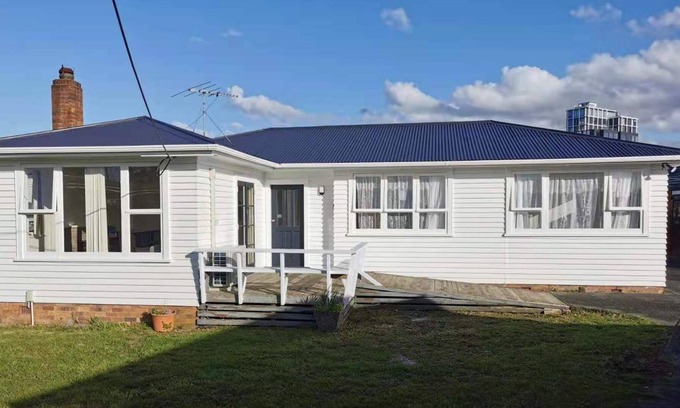 Henderson House | White weather board house - 3 bedrooms full house