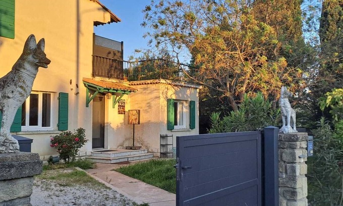 Pelissanne Villa | White wolves in Provence