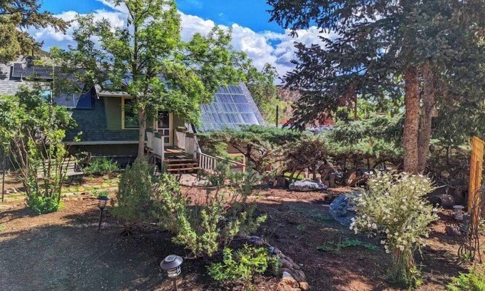 Manitou Springs House | White Yarrow Inn House in Downtown Manitou Springs