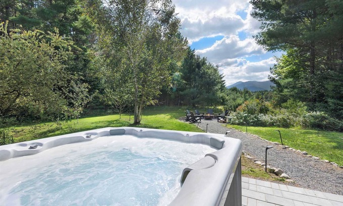 North Pole House | Whiteface Views, 10 Mins 2 Ski, Hot Tub, Game Room