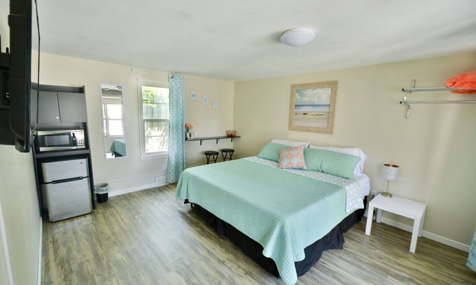 Whitehall Hotel | Whitehall Cottages Boutique Motel - King Beds