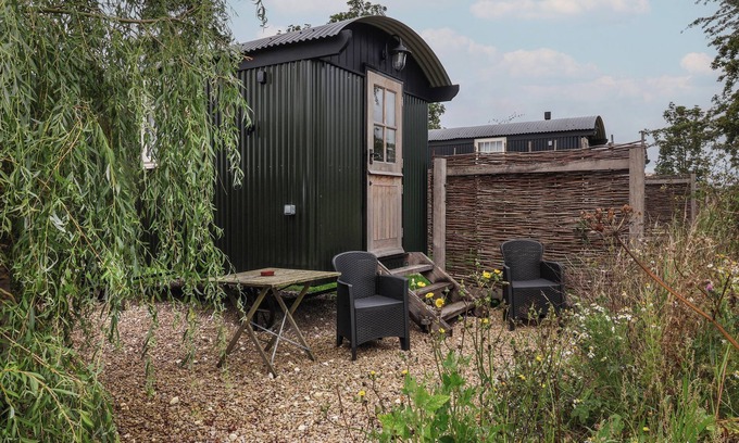 Pocklington Cottage | WHITEHEDGE, pet friendly, with a garden in Pocklington