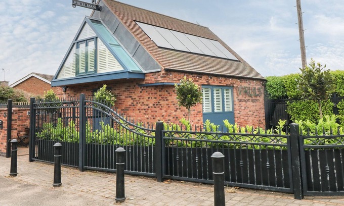 Ault Hucknall Cottage | WHITES' BARN, luxury holiday cottage, with a garden in Glapwell