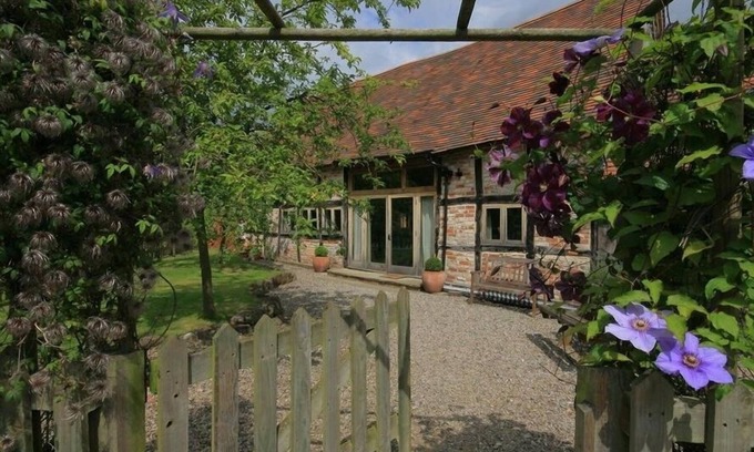Dymock Cottage | WHITES FARM BARN, family friendly, with a garden in Ledbury