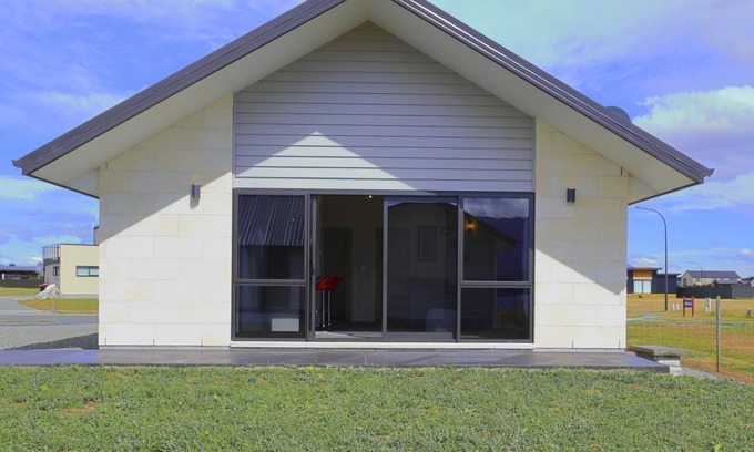 Te Anau Cottage | Whitestone Cottage Lakefront in Te Anau