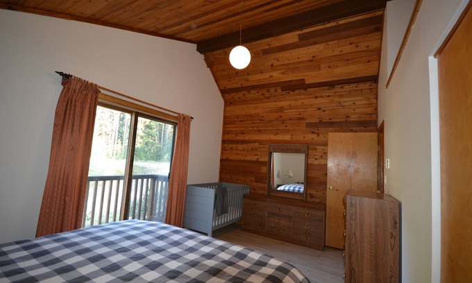 Okanagan-Similkameen Ski Chalet | Whitetail Lodge! Newly Renovated 4 Bed, Ski In @ Apex Mountain with Sauna. ⛷🎿