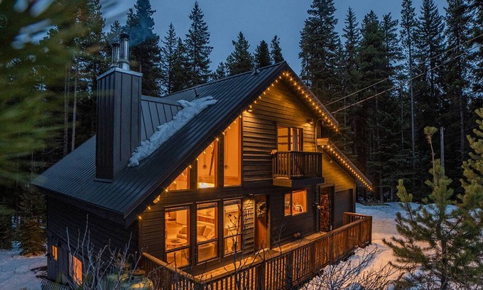Okanagan-Similkameen Ski Chalet | Whitetail Lodge! Renovated 6 Bed, 3 bath Ski In @ Apex Mountain with Sauna. ⛷🎿