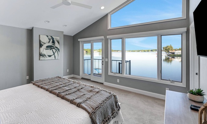 Whitmore Lake House | Whitmore Bay: Escape to Fall Foliage – Breathtaking Views Await!