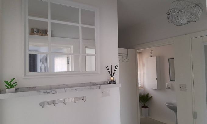 North Bitchburn Apartment | Whole Apartment with Balcony, Breakfast & Parking