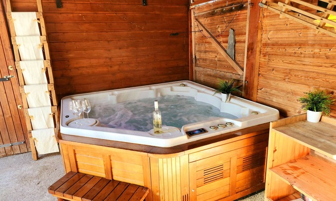 Seyne Ski Chalet | Whole chalet + private outdoor SPA-3 parking spaces-Near Ski Resort & Lake