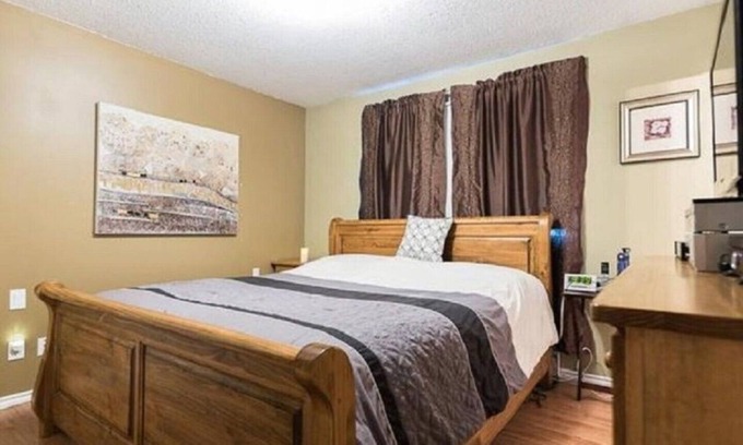 Whitehorse House | Whole home - 5 rooms/7 beds