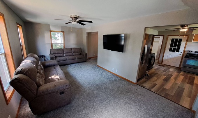 Dubuque House | Whole Home by Heritage Trail, quiet street, outdoor games