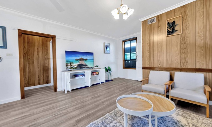 Norlane House | Whole House- 2mins to Spirit of Tasmania- 2 mins Northshore beach- Shore Getaway