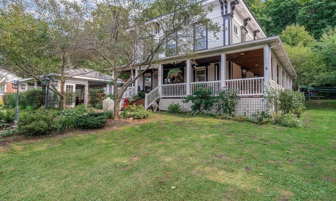Newaygo Bed & Breakfast | Whole House - 7 Bedrooms at Newaygo Bed & Breakfast