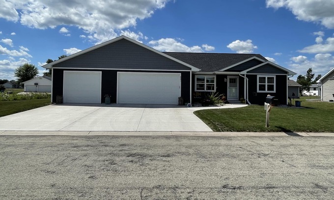 Omro House | Whole house EAA Airventure rental 13 miles from grounds in quiet neighborhood